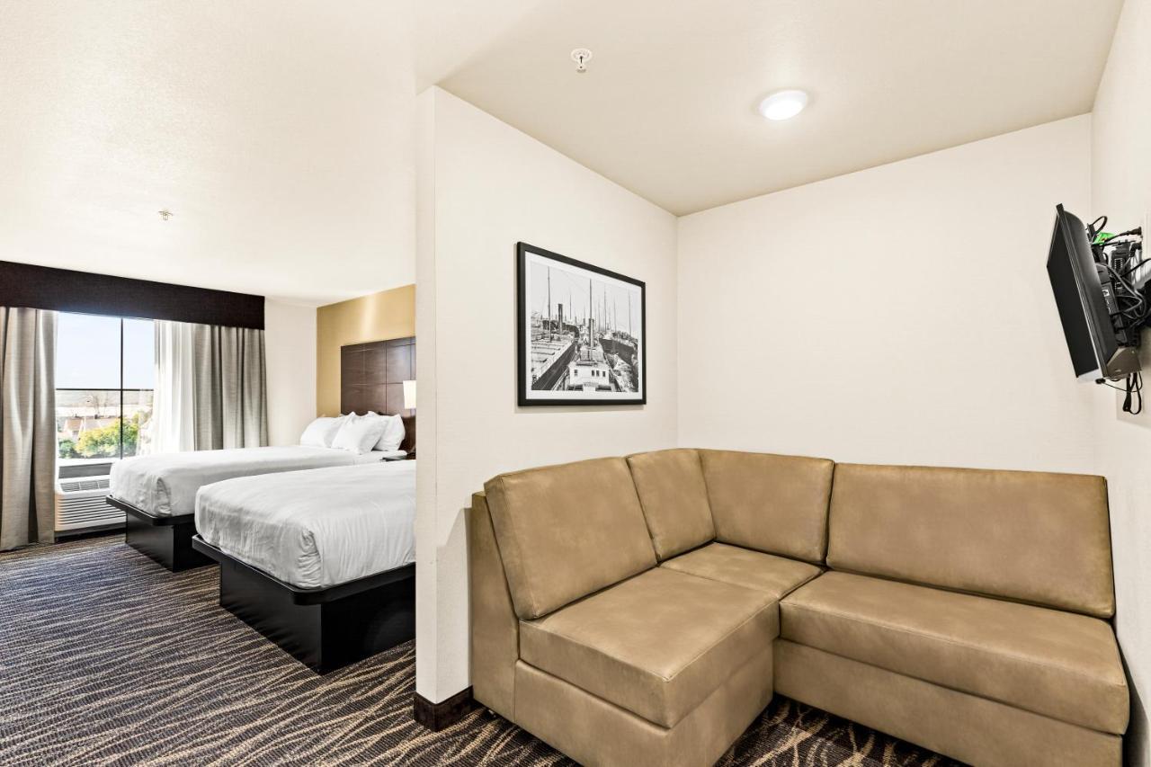 Cobblestone Hotel & Suites Superior Exterior photo